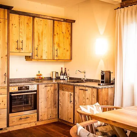 Lodge Golden Hill Country & *