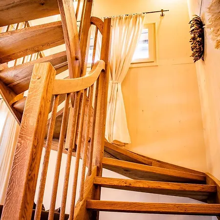 Golden Hill Country & Hytte