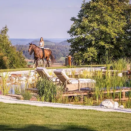 Golden Hill Country & Hytte