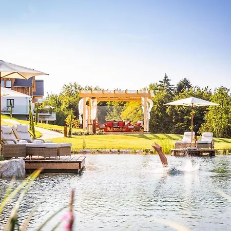 Lodge Golden Hill Country Chalets & Suites *