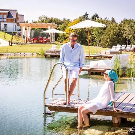 Lodge Golden Hill Country Chalets & Suites *