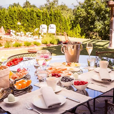 Golden Hill Country Chalets & Suites Lodge Waldschach