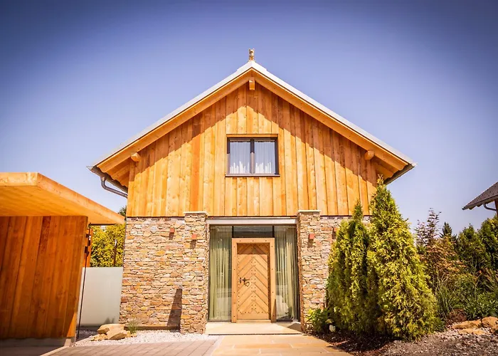 Golden Hill Country & بيت خشبي