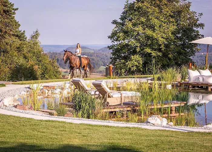 Golden Hill Country & بيت خشبي